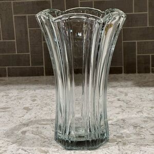 VINTAGE~ANCHOR HOCKING~CLEAR CUT CRYSTAL~RIBBED~VASE~BEAUTIFUL~MADE IN USA~G21?